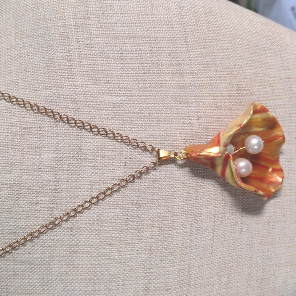 New Handcrafted Shell Pendant Necklace . Genuine Pearls, Gold Chain.